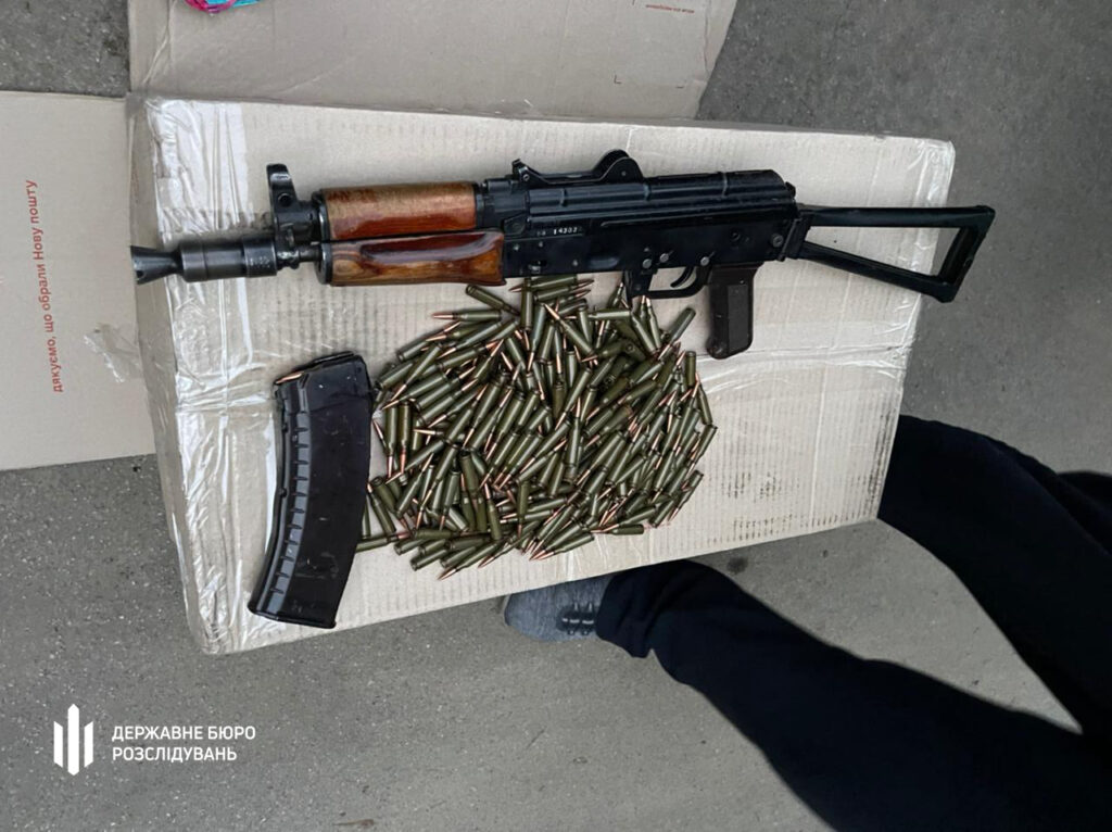 На Дніпропетровщині судитимуть поліцейського, який зберігав автомат Калашникова та сотні набоїв