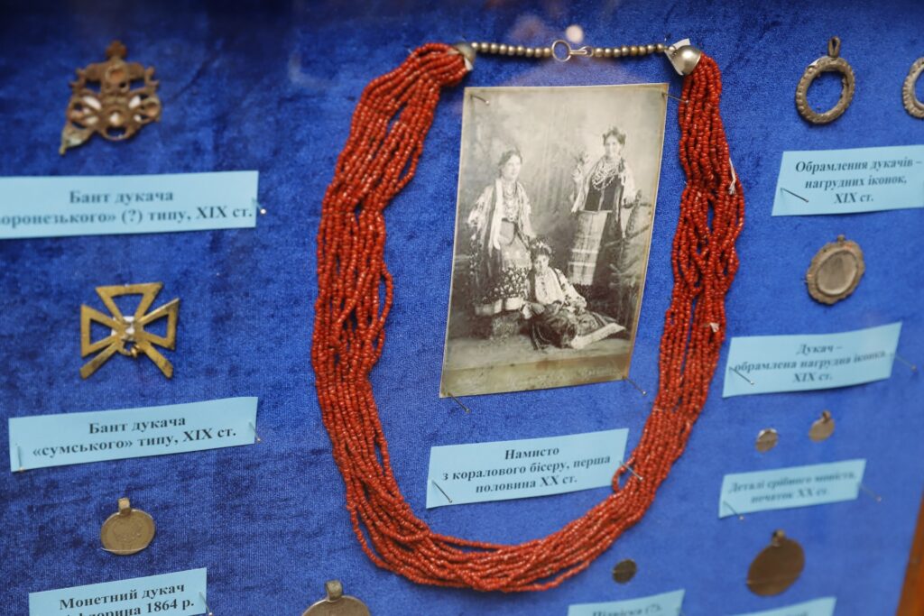 У Дніпрі відкрилася виставка «Дукачі та прикраси: Схід»