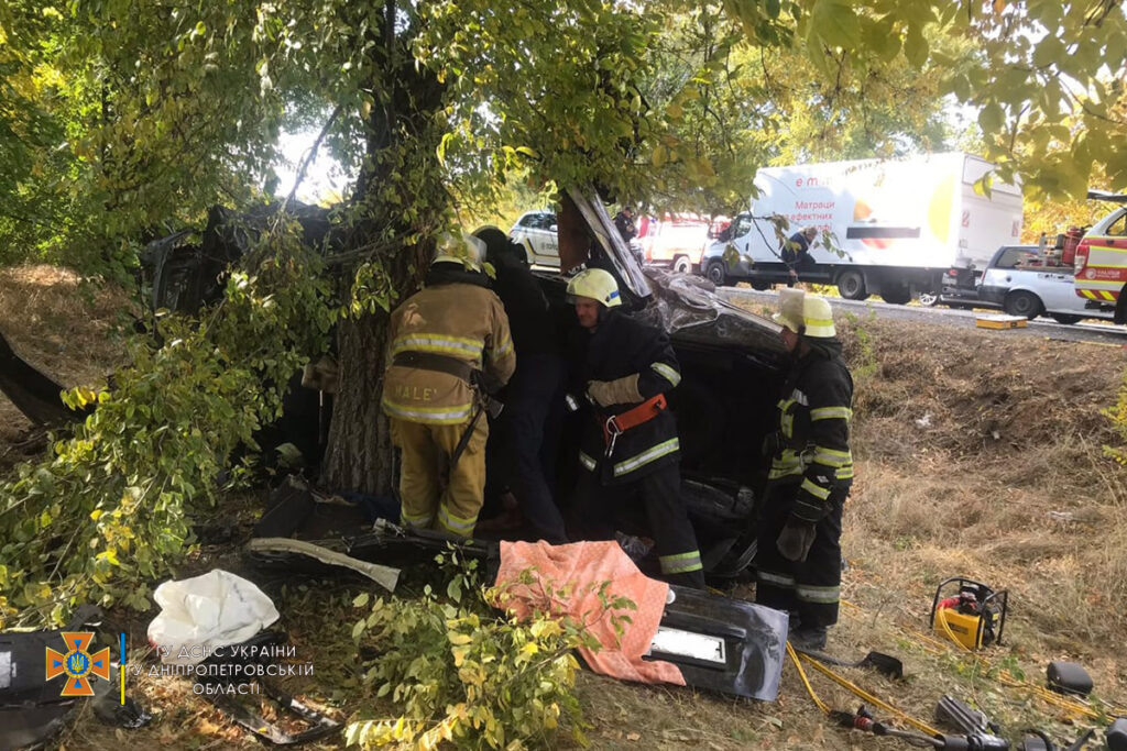 Надзвичайники Дніпропетровщини врятували двох жінок з понівеченої автівки після ДТП
