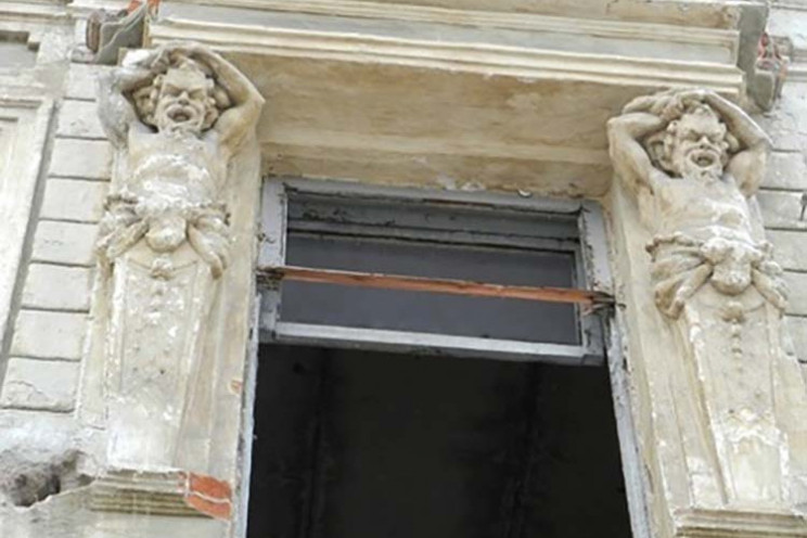 В центре Днепра застроят место разрушенного дома с атлантами