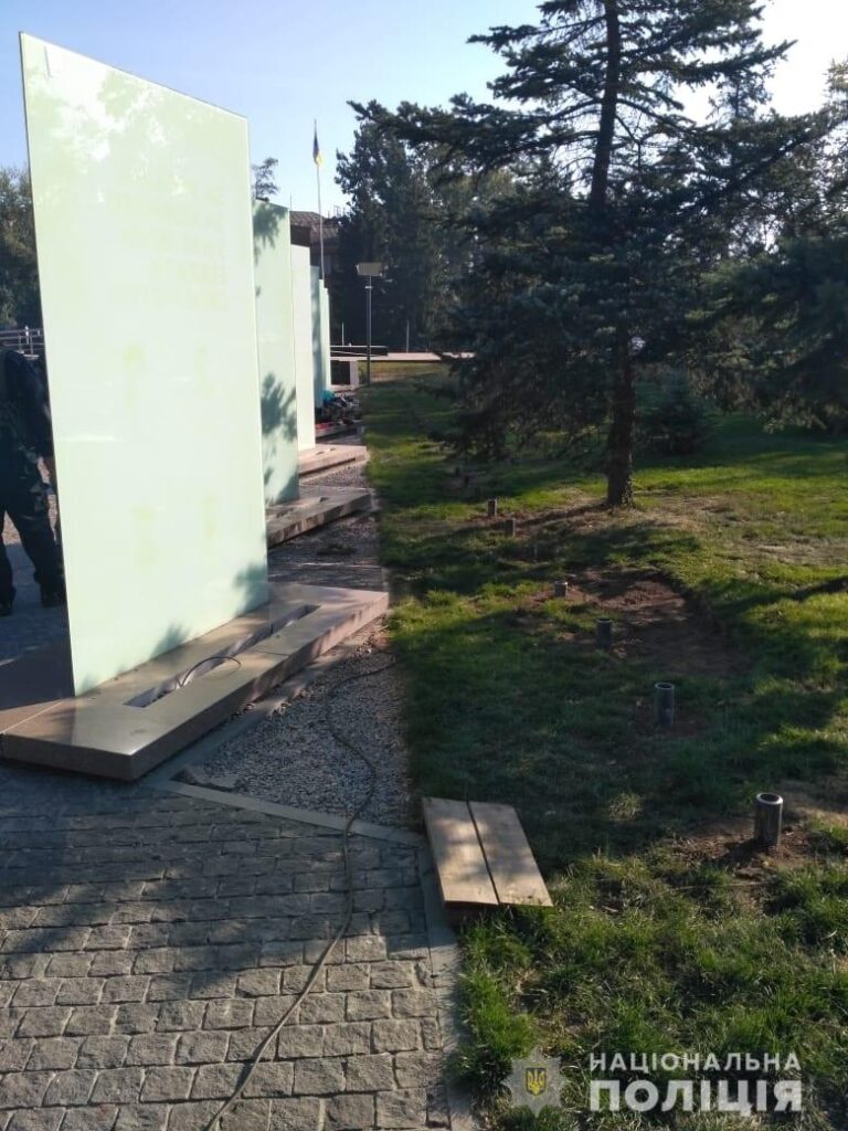Нікопольска поліція спіймала крадія ліхтарів з Алеї слави героїв АТО