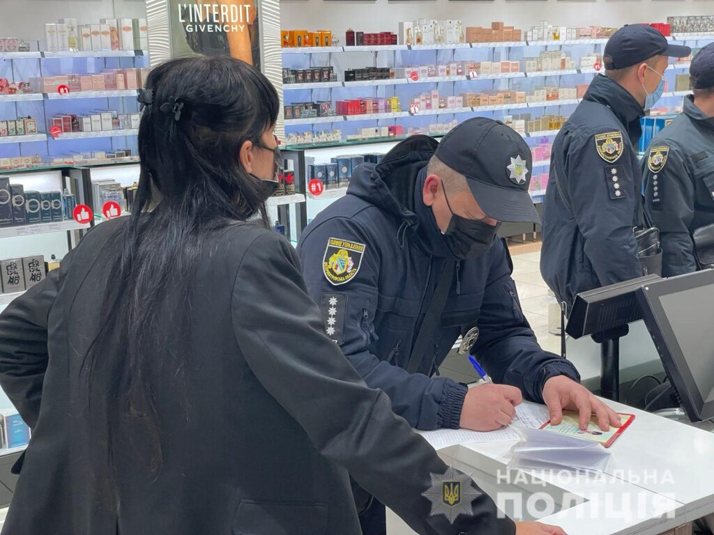 На Дніпропетровщині правоохоронці перевіряють дотримання карантинних обмежень