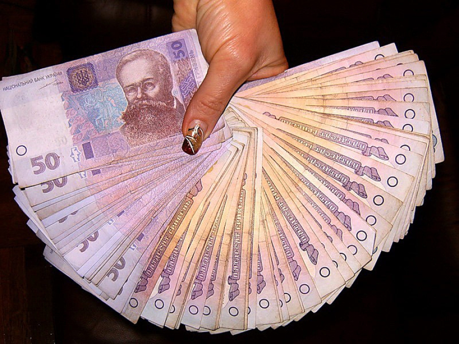 На Дніпропетровщині судитимуть держпосадовицю за нарахування собі півмільйонної премії