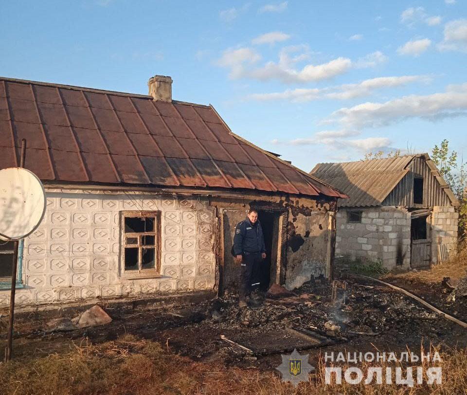 На Дніпропетровщині поліцейський врятував з пожежі двох людей