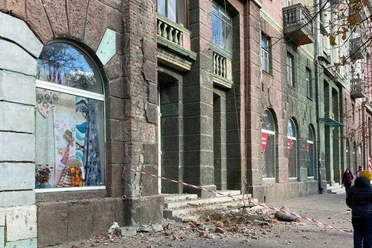 На центральном проспекте Днепра с фасада дома на тротуар сыпятся кирпичи