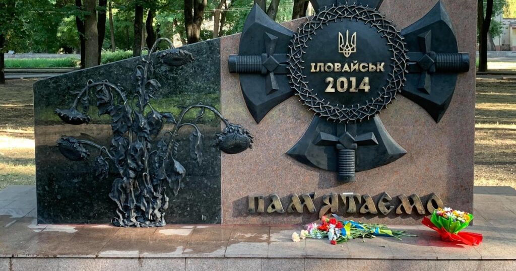 Вдруге за останні два місяці у Кривому Розі відновлюють пам’ятник жертвам Іловайської трагедії