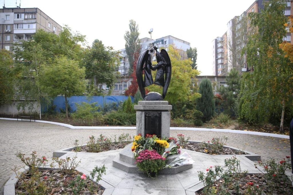 У Дніпрі вшанували пам’ять жертв вибуху газу в житловому будинку на Мандриківській, 127