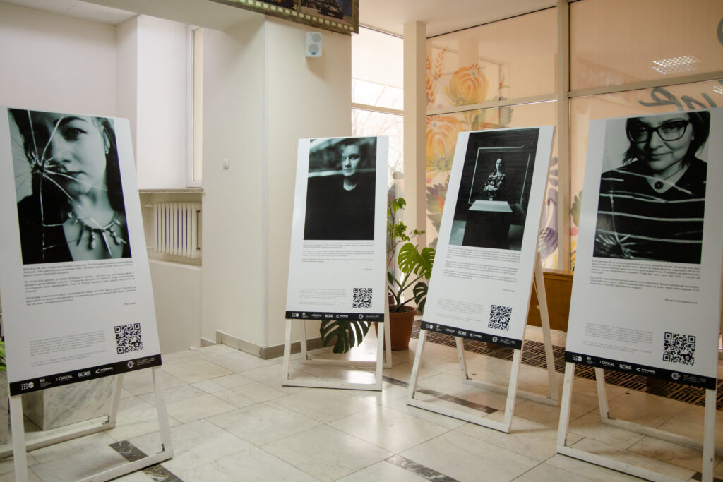 У ДніпроОДА презентували фотопроєкт про жінок, які зазнали стріт-харасменту