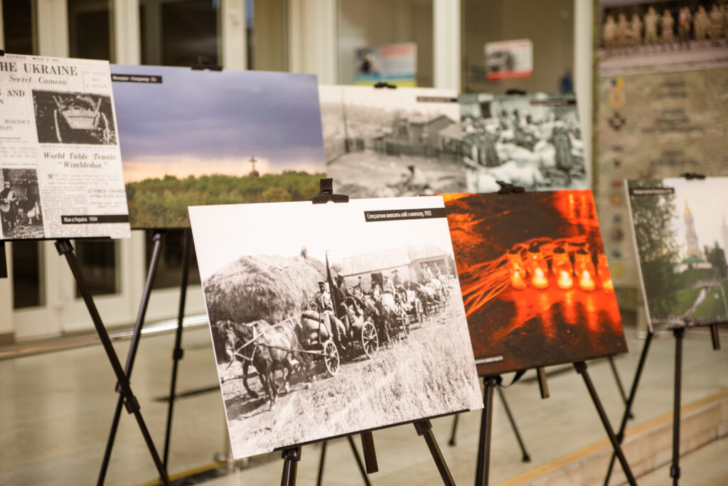 У ДніпроОДА відкрили фотовиставку до Дня пам’яті жертв голодоморів (фоторепортаж)