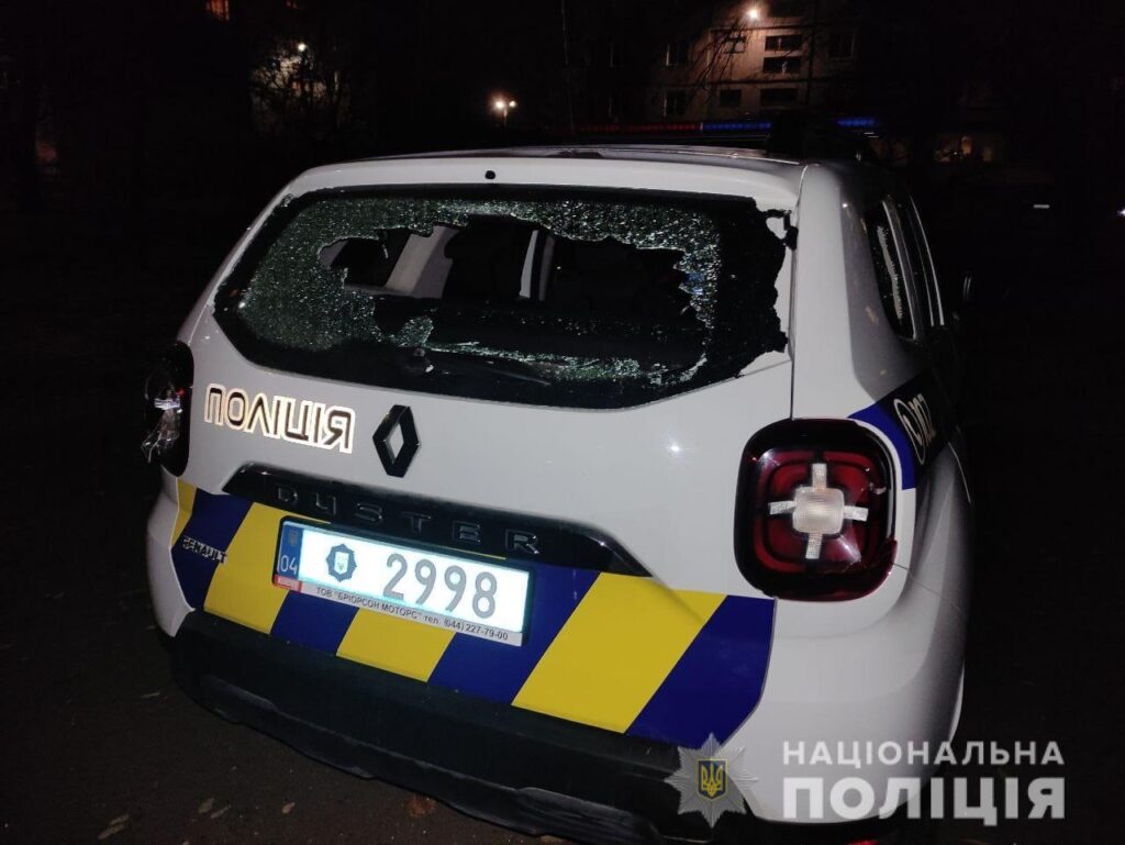 У Кам’янському чоловік пошкодив поліцейський автомобіль