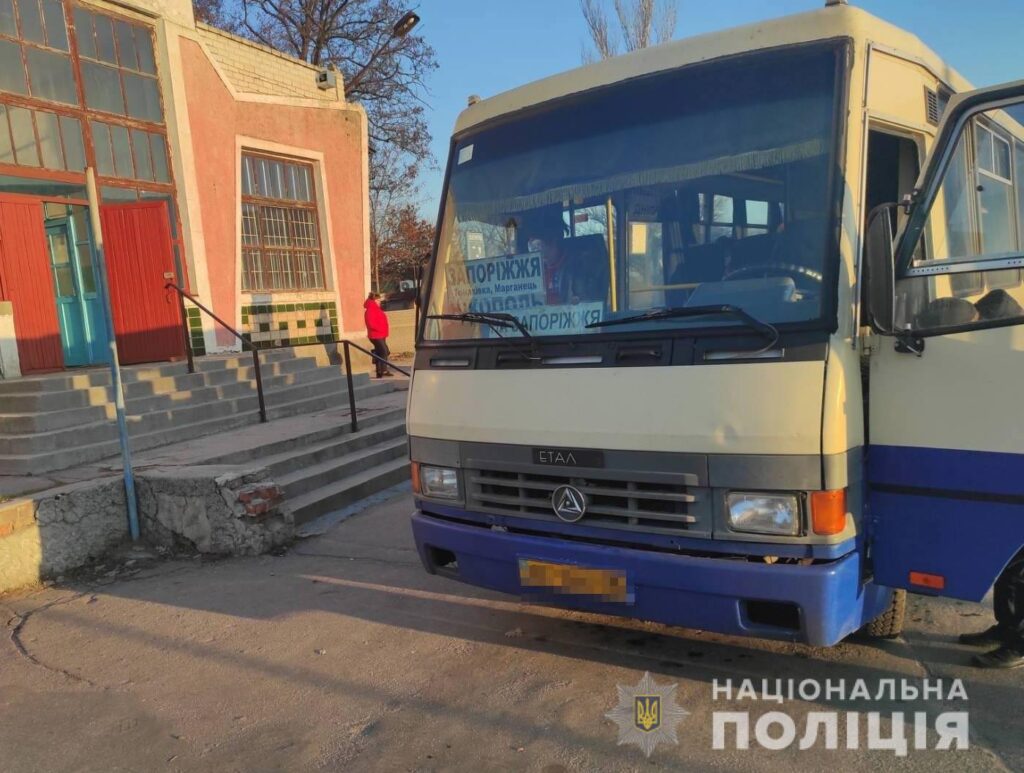 На Дніпропетровщині в автобусі піймали пасажирку з саморобним COVID-сертифікатом