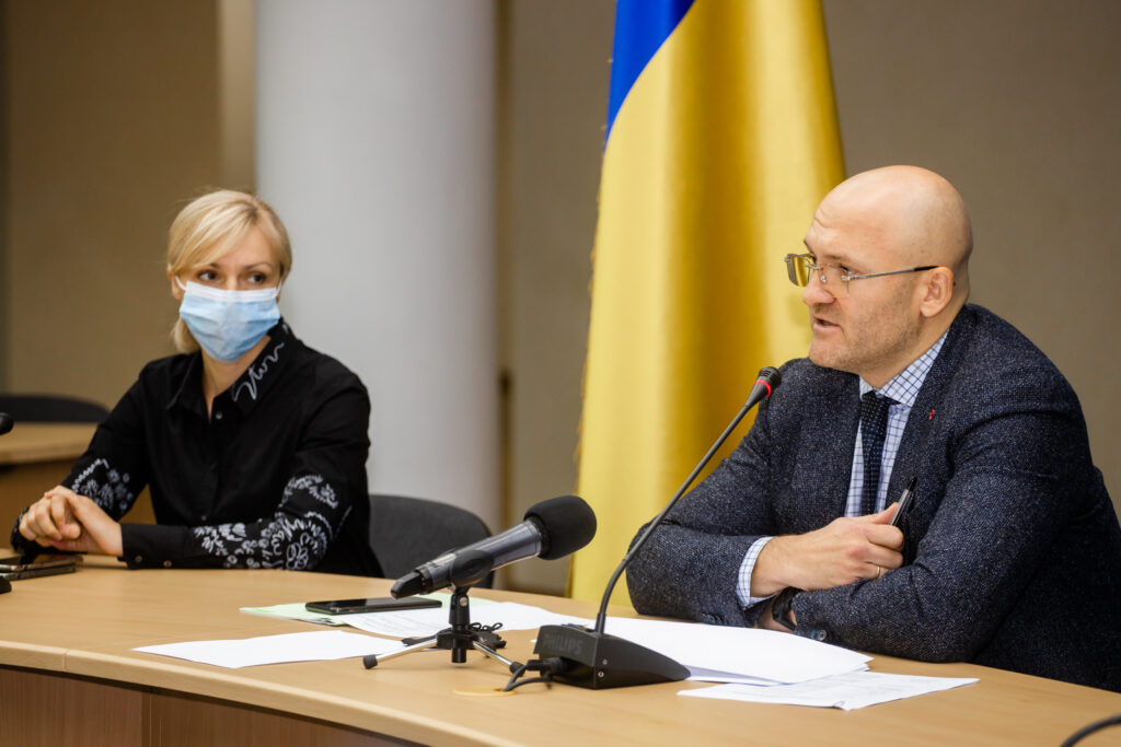 Нові обмеження: обласна влада рекомендує пускати у транспорт та гуртожитки лише імунізованих