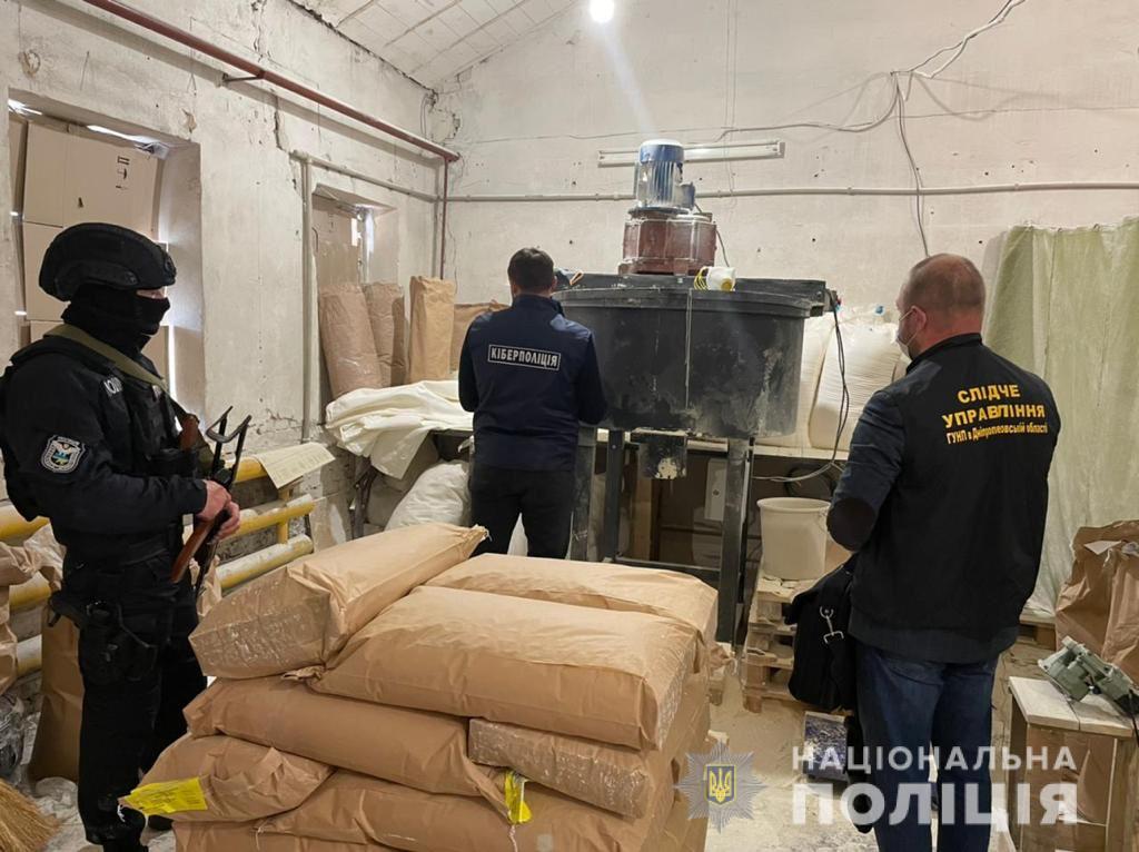 На Дніпропетровщині судитимуть угруповання, яке виготовляло та збувало фальсифіковані харчові суміші