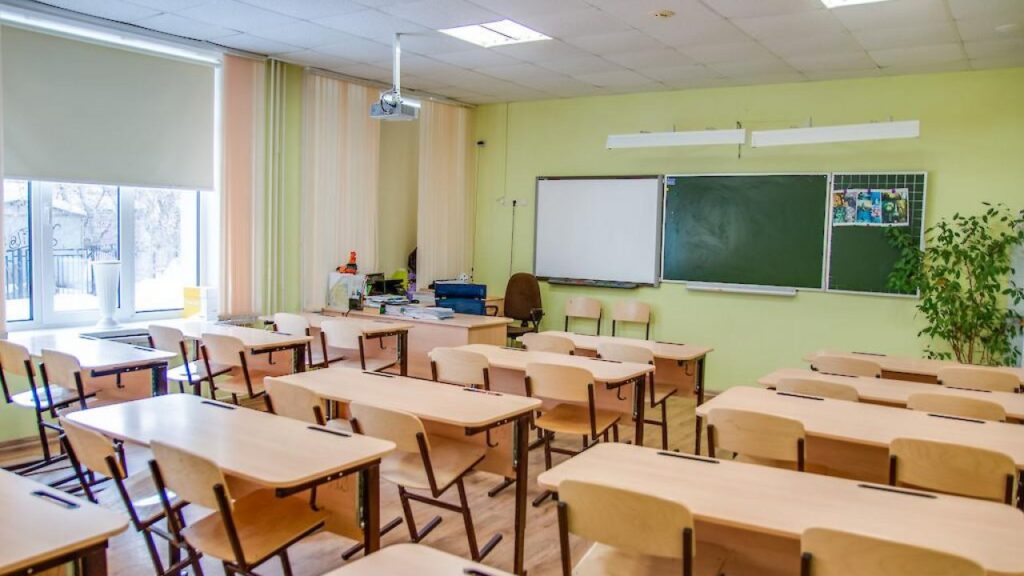 Знову за парти: у Дніпрі 86 шкіл відновлять звичну роботу (список)