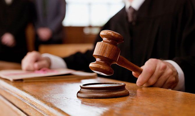 Прокуратура Дніпра спіймала завідувача відділення лікарні на хабарі та стягнула борг з ТОВ