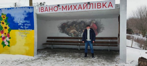 Картины с казацкими мотивами украсили остановку в селе на Днепропетровщине (фото)