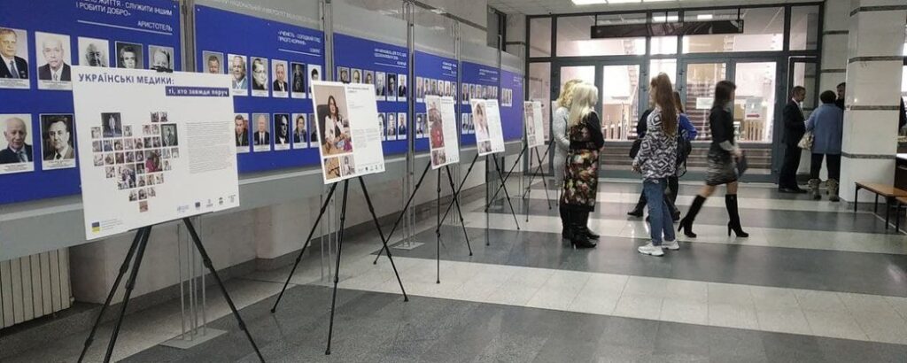 В Днепре открылась выставка «Украинские медики: те, кто всегда рядом»