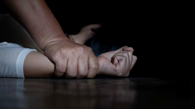 Кам’янчанин протягом 10 років ґвалтував власних доньок