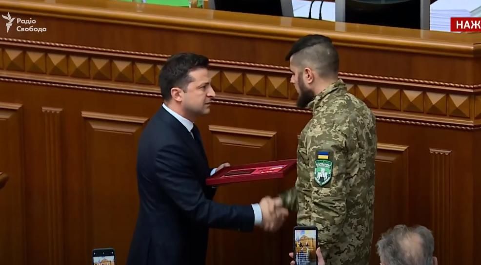 Зеленський присвоїв звання Героя України добровольцю “Правого сектору” Да Вінчі