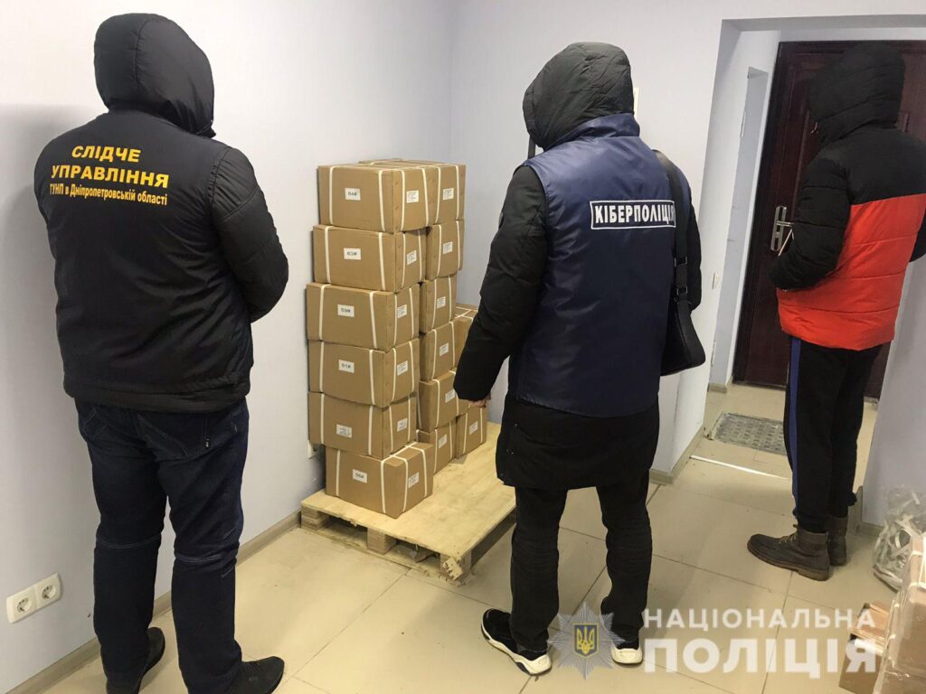 На Дніпропетровщині викрили зловмисників, які продавали засоби “скрутки” електролічильників
