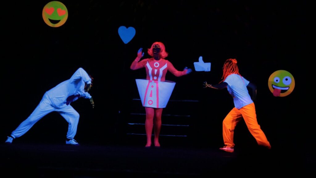 Віртуальний світ у театрі: з нагоди Різдва діти області отримали квитки на казкову виставу