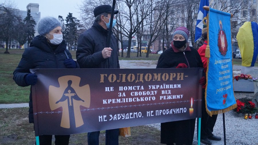 У Дніпрі відкрили оновлений пам’ятний знак жертвам Голодомору та політичних репресій. Фоторепортаж