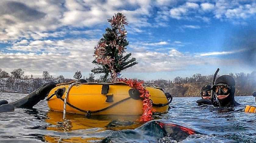 На Дніпропетровщині вчергове встановили новорічну ялинку під водою на 30-метровій глибині