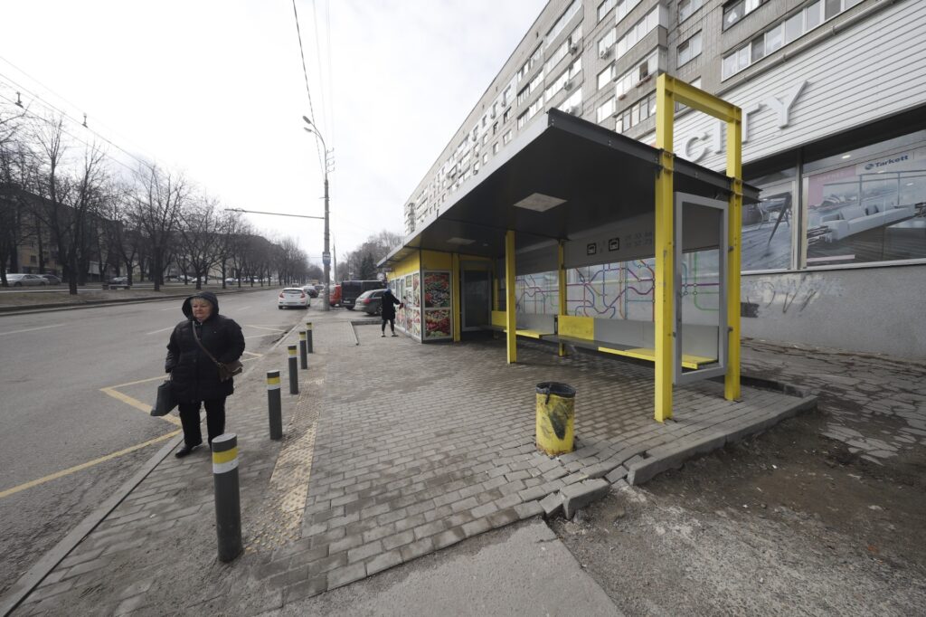 Захисні стовчики на зупинках Дніпра нікого насправді не захищають?