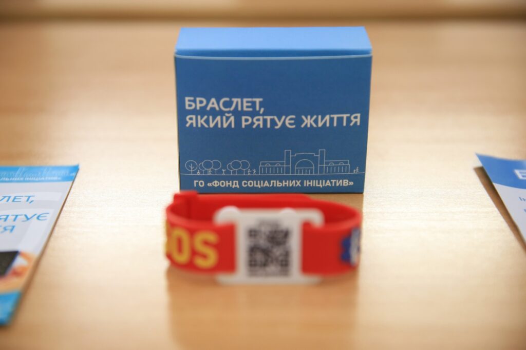 У Дніпрі люди з групи ризику отримали QR-браслети