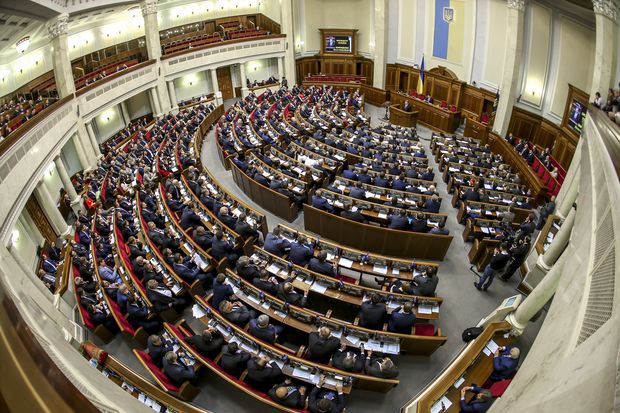 На українських депутатів в наступному році грошей піде більше ніж на медичне обладнання для всієї України