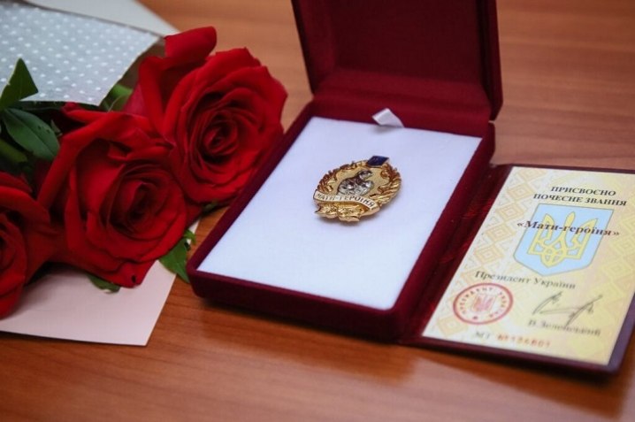 34 мешканки Дніпропетровщини отримали звання “Мати-героїня” у 2021 році