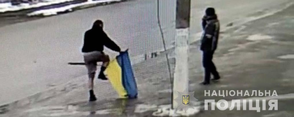 В Синельниковском районе задержали человека, который надругался над флагом Украины