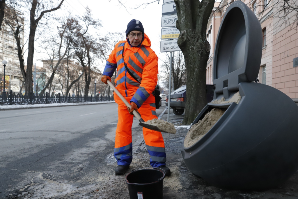 В Днепре появилися контейнеры с песком для посыпания дорог и тротуаров