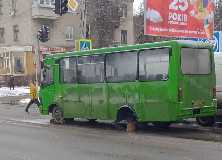 У Дніпрі на Калиновій у маршрутки під час руху відлетіло колесо