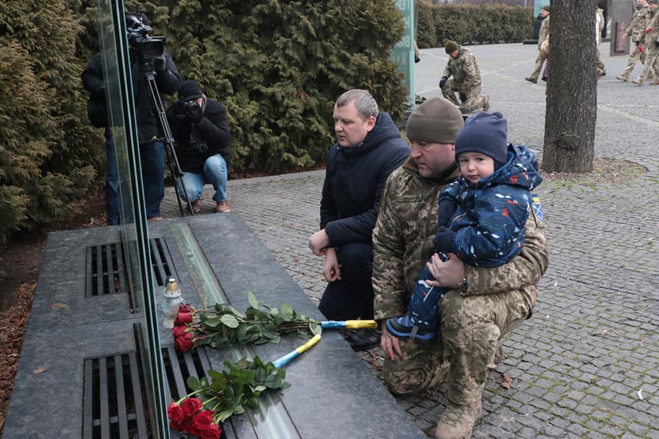 Вони виявилися міцнішими за бетон: у Дніпрі відбулося урочисте покладання квітів на честь “кіборгів”