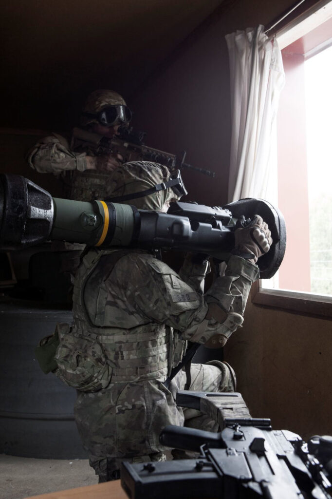 Великобритания начала поставки в Украину противотанковых гранатометов NLAW — лучших в мире гранатометов для боя в городе, не имеющих аналогов в России