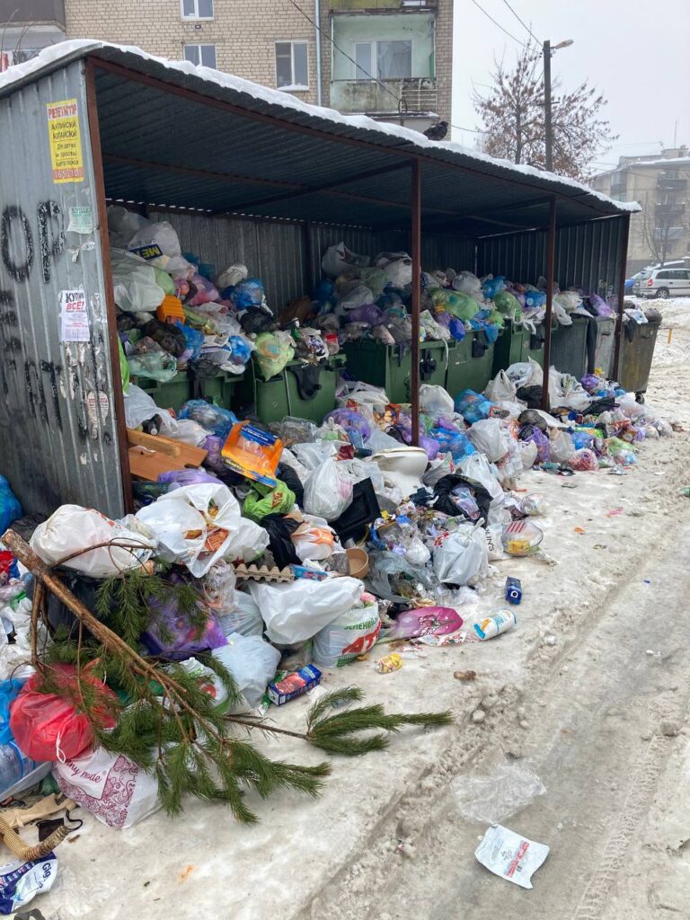 Давно не бачили сміттєвозів: дніпряни скаржаться на роботу комунальників