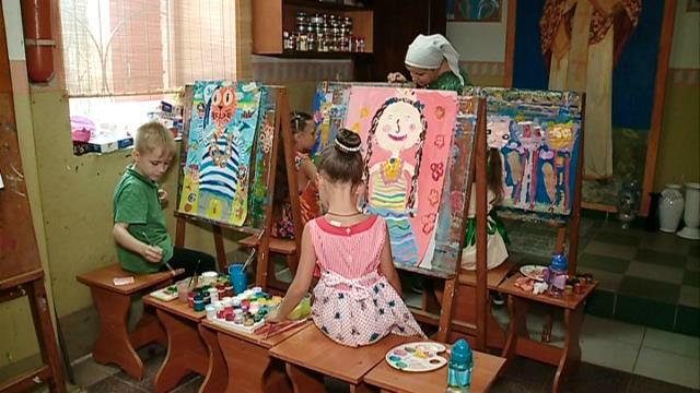 У художній школі при Сурсько-Литовському храмі Святої Трійці з’явилося інтерактивне навчання живопису (відео)