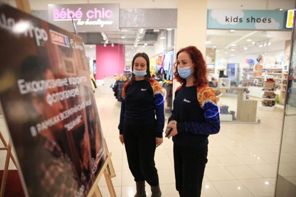 У Дніпрі представили ексклюзивну фотовиставку з портретами родин загиблих військових на Сході України