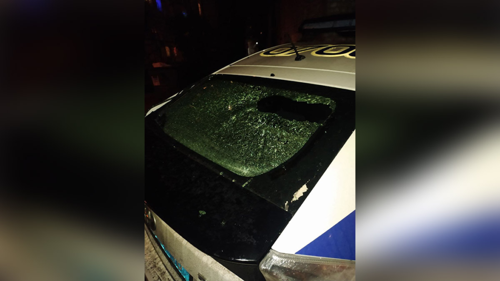 У Дніпрі чоловіки побили підлітків та розбили скло поліцейського авто