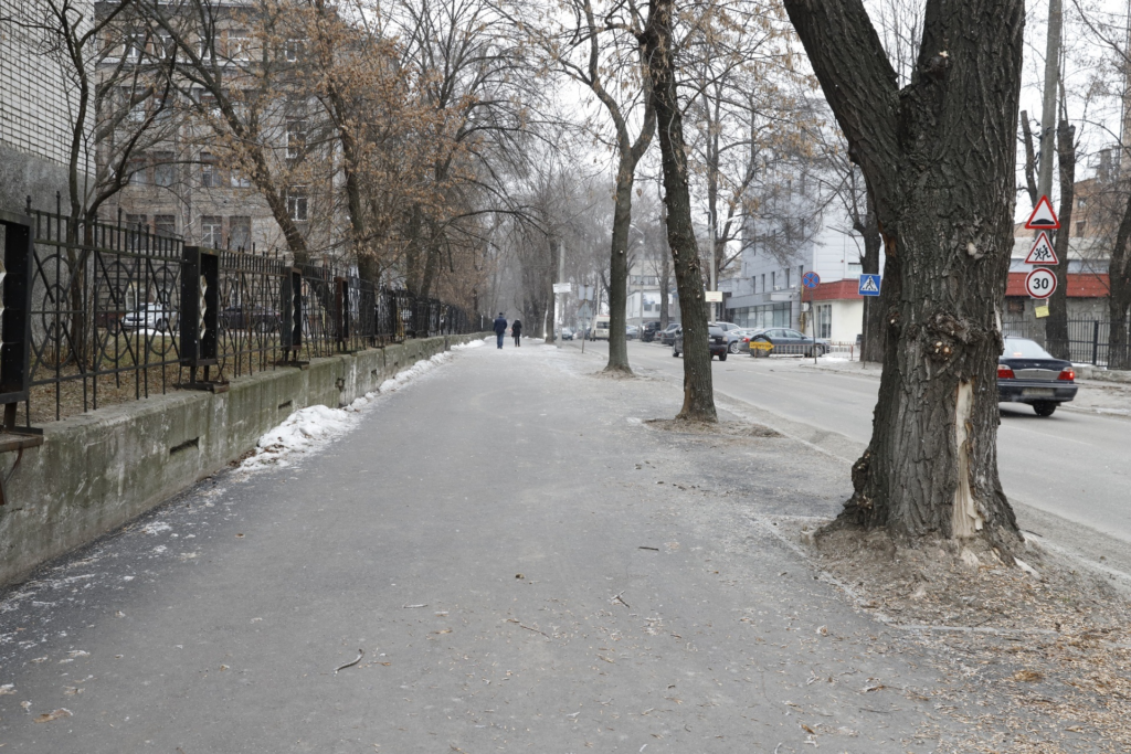 На вулиці Лазаряна закінчили ремонт тротуару