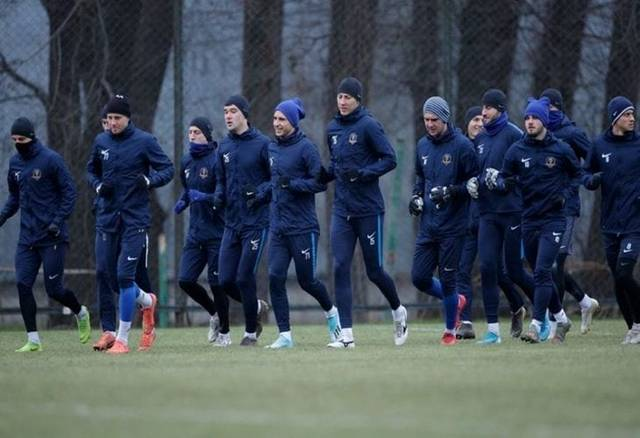Футболісти СК “Дніпро-1” провели перше тренування у цьому році