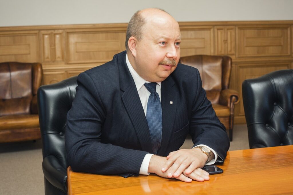В Україні зростуть оклади держслужбовців