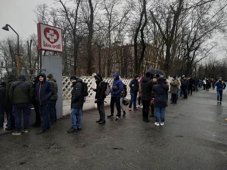 В Днепре сотни жителей пришли сдать кровь