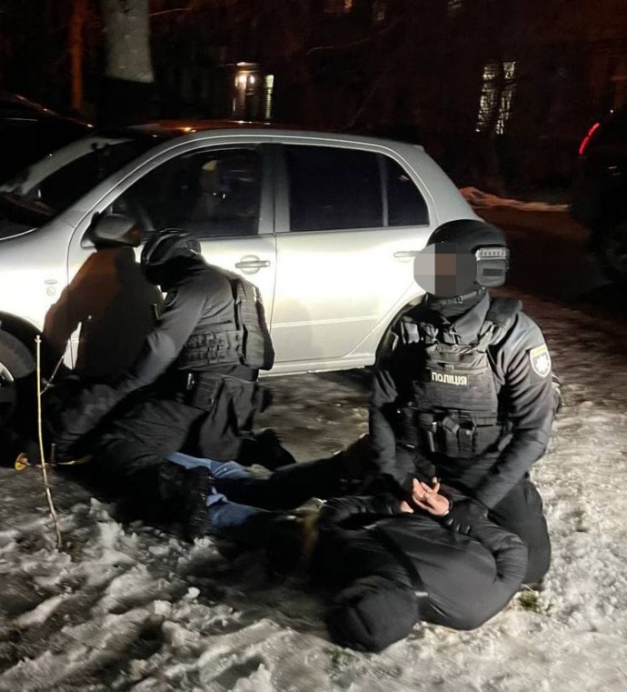 Трьох поліцейських з Дніпра затримали у Києві за вимагання коштів у підозрюваного