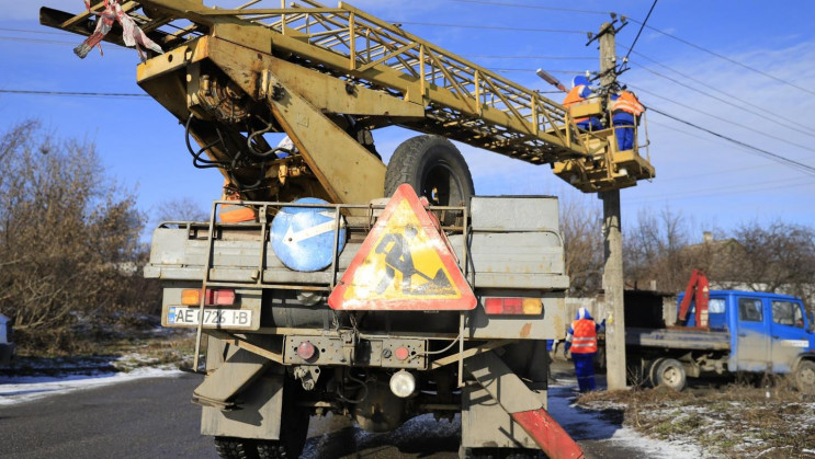 У Дніпрі вантажівка врізалася в машину комунальників: постраждали двоє