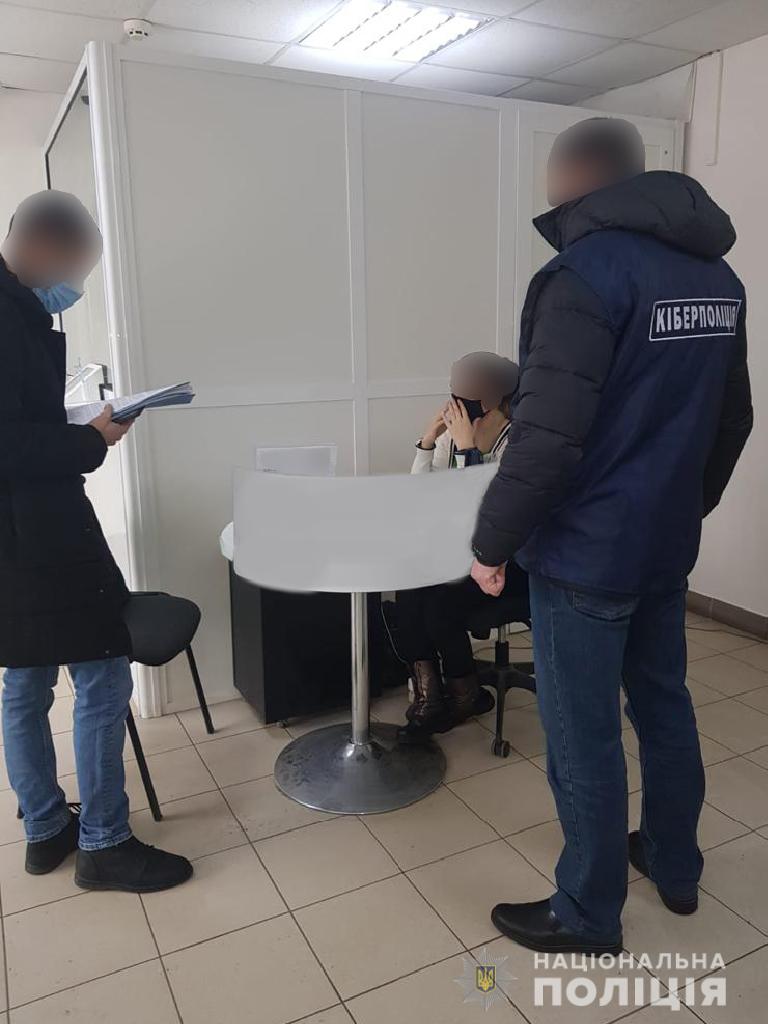 Кіберполіція викрила на продажі даних клієнтів керівницю відділення банку у Дніпрі