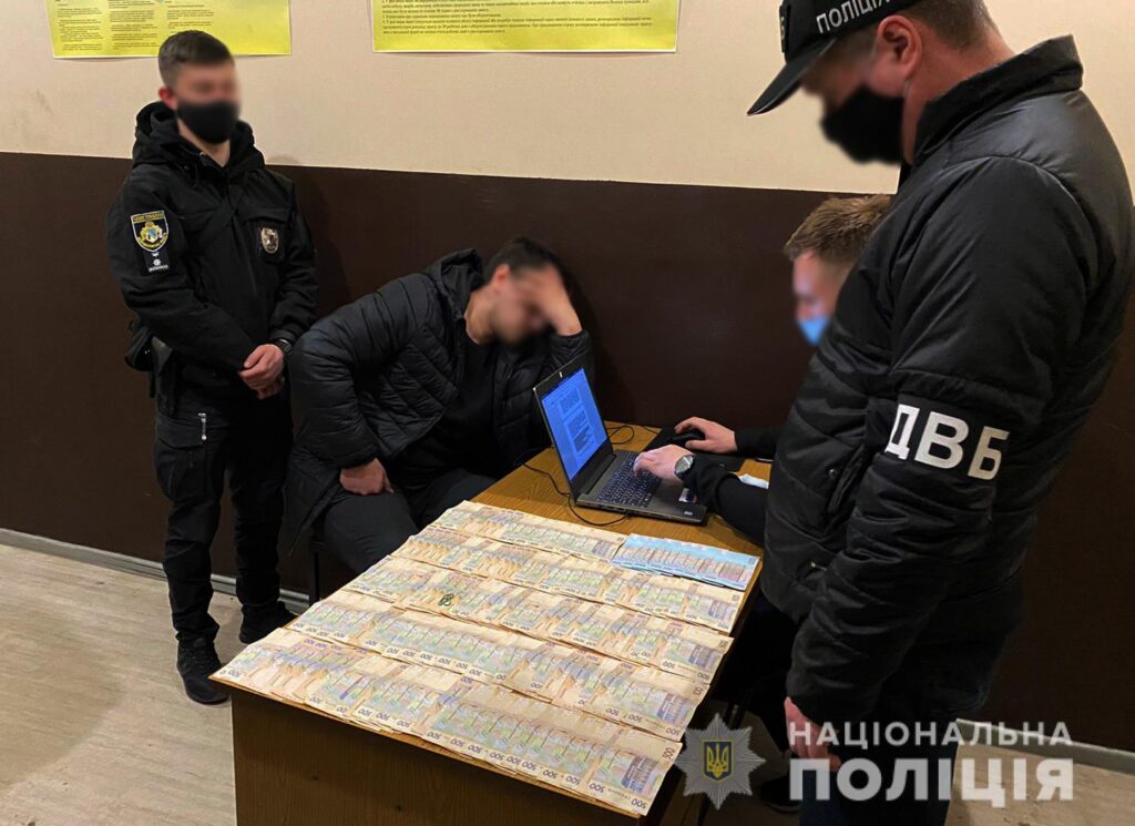 У Дніпрі затримали чоловіка, який пропонував поліцейському 3 тисячі доларів