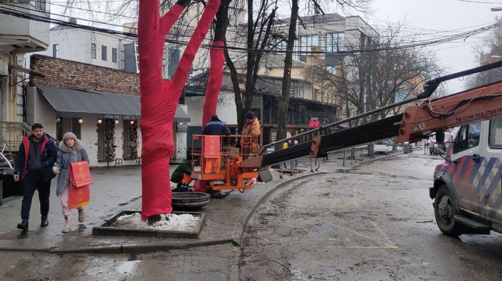 У Дніпрі вулицю Барикадну прикрашають до святкування Китайського Нового року
