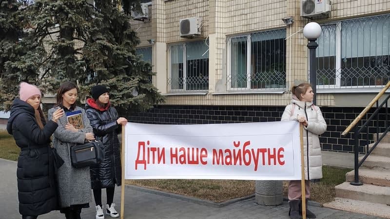 У Павлограді батьки дошкільнят зібралися на мітинг біля міської ради